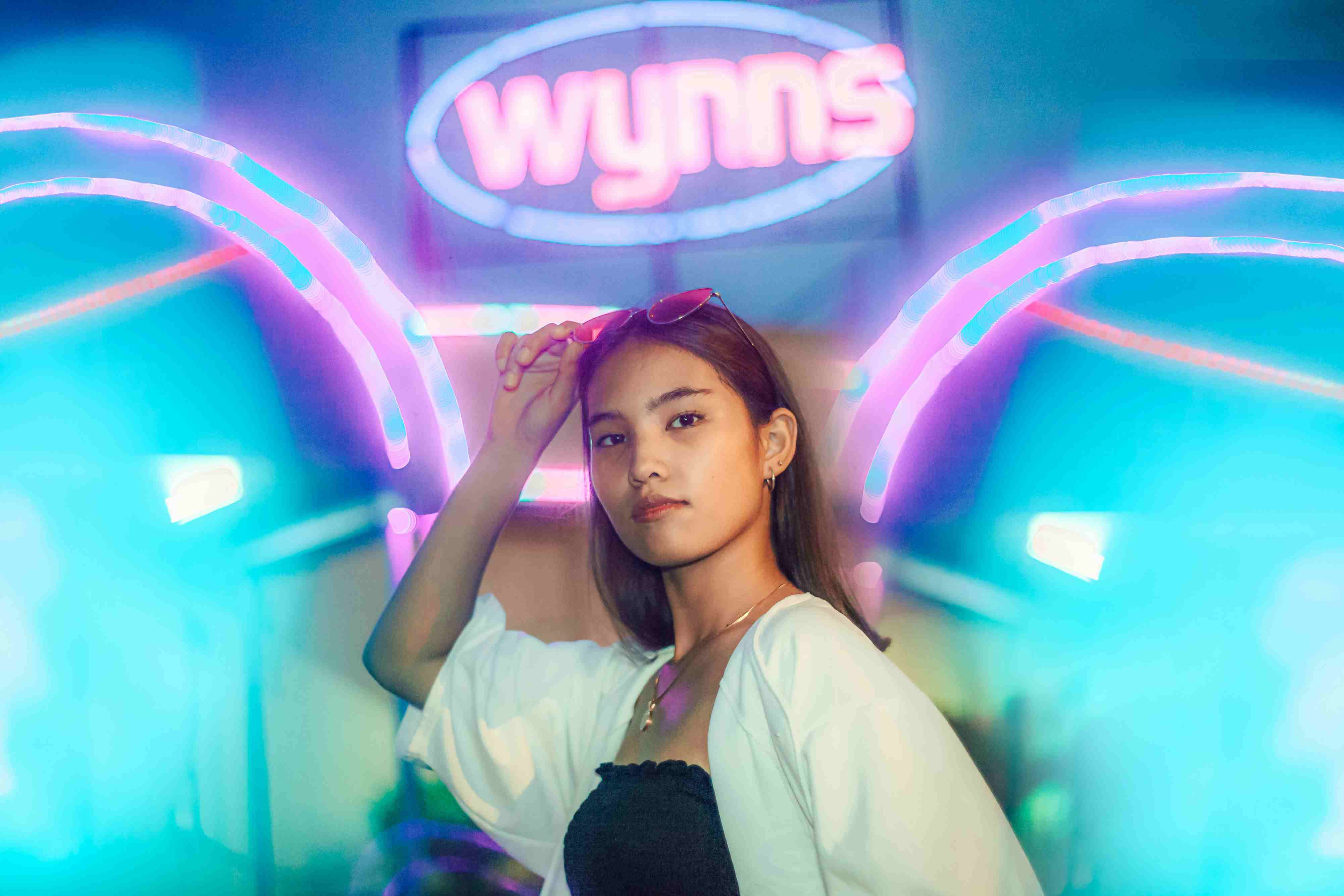 明亮场馆通道,紧凑服务条配图